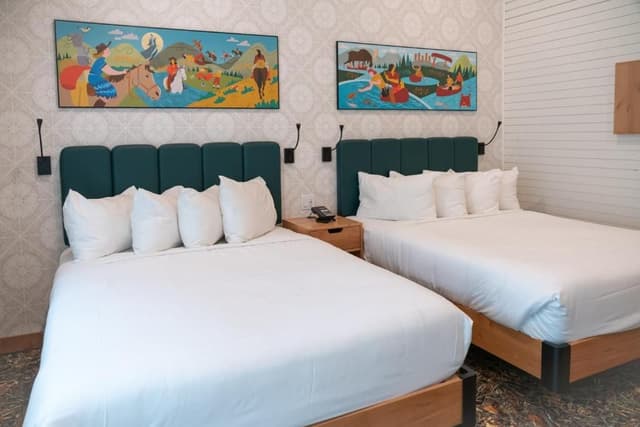 Superior Hotel Room, 2 Queens