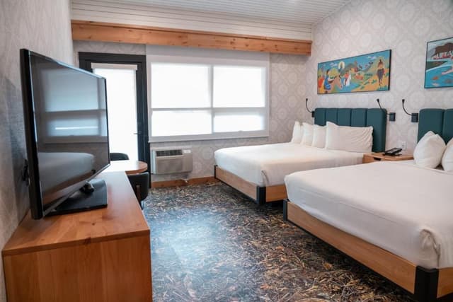 Superior Hotel Room, 2 Queens