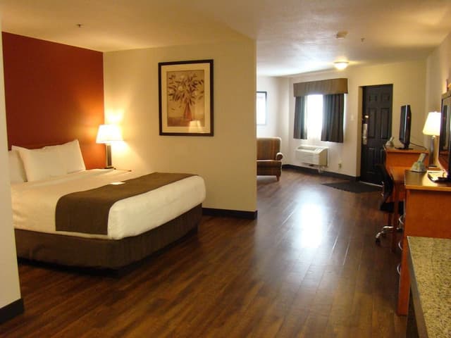 Suite, 1 King Bed with Sofa bed, Non Smoking, Ground Floor (Pet Friendly)