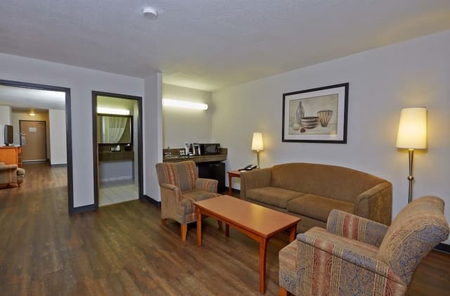Suite, 1 King Bed with Sofa bed, Non Smoking, Ground Floor (Pet Friendly)