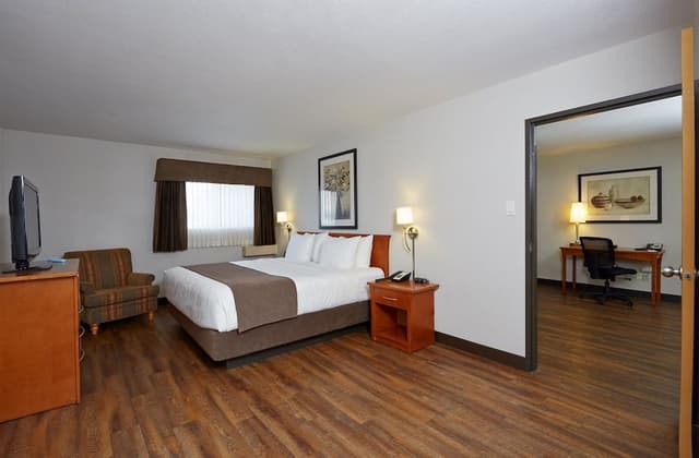 Suite, 1 King Bed with Sofa bed, Non Smoking, Ground Floor (Pet Friendly)