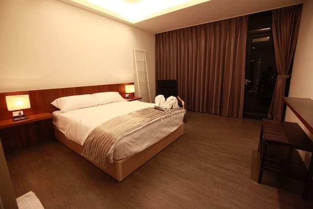 Double Room, Corner