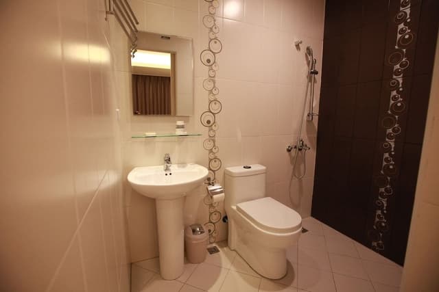 Double Room, Corner