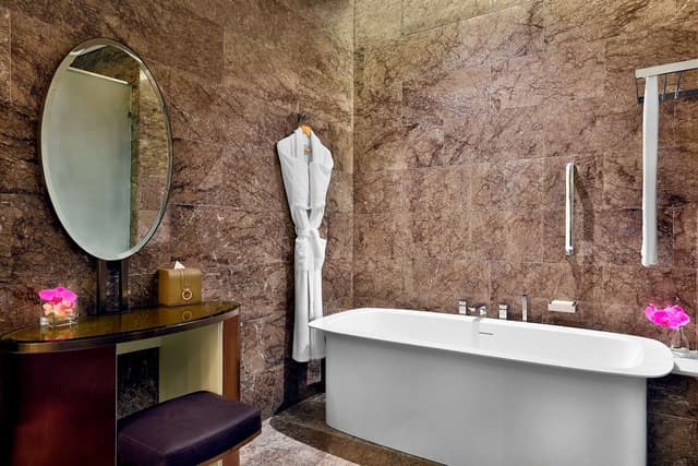 EXECUTIVE KING SUITE