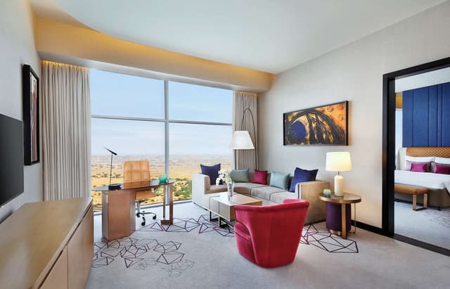EXECUTIVE KING SUITE