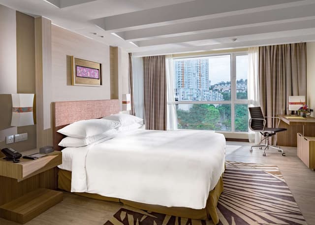 KING SUITE WITH BATHTUB AND BALCONY