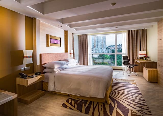 KING SUITE WITH BATHTUB AND BALCONY