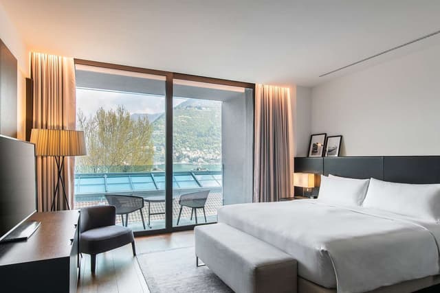 LAKE VIEW SUITE WITH BALCONY