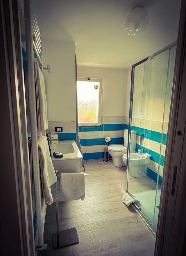Comfort Room, 1 Queen Bed, Garden View