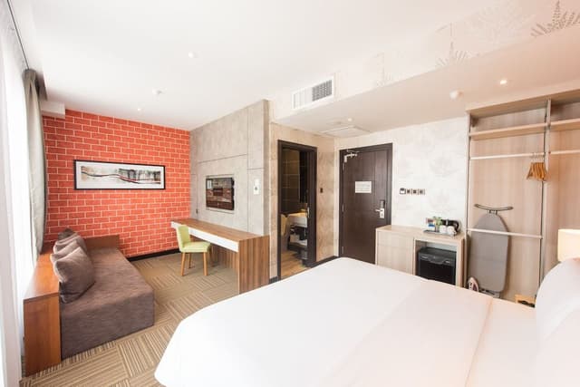 Junior Smith Suite