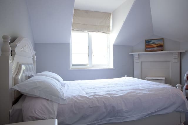 Heritage Queen Room with share bathroom