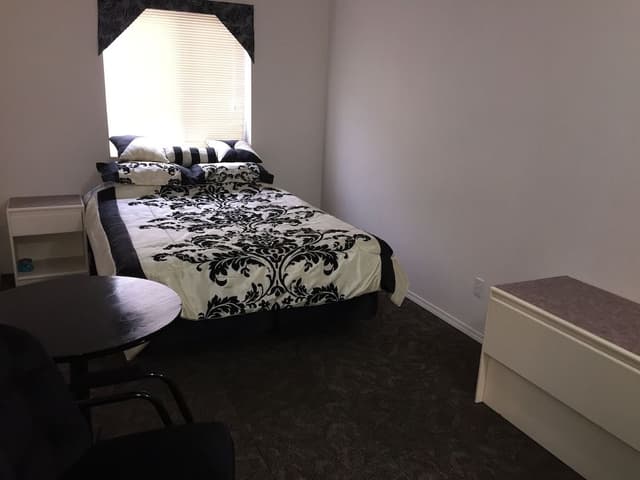 Economy Room, 1 Queen Bed