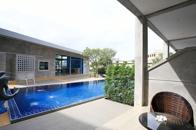 Pool Access Room