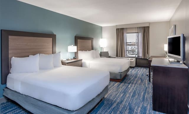 2Db Bedroom Bal Rvrvw Suite Ns