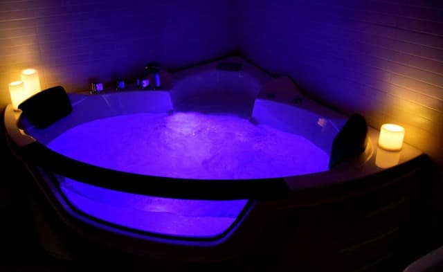 Suite, Hot Tub