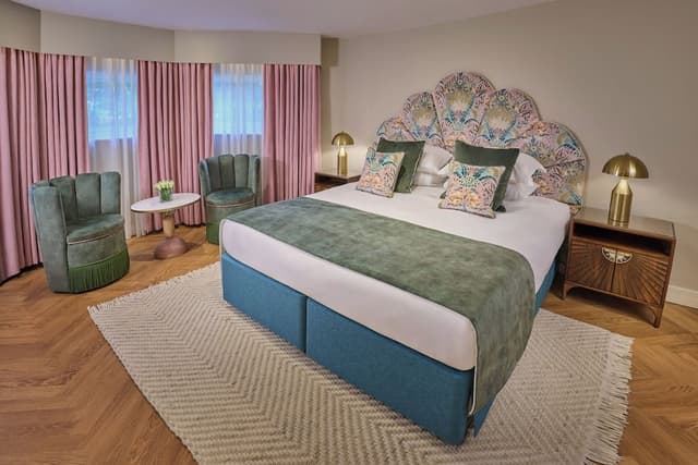 Family Suite, 1 King Bed with Sofa bed (Hideway)