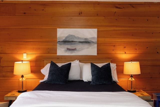 Classic Studio, 1 Queen Bed, Fireplace, Lake View