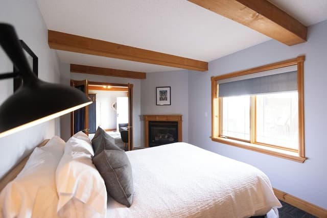 Deluxe Suite, 1 Bedroom, Kitchenette, Lake View