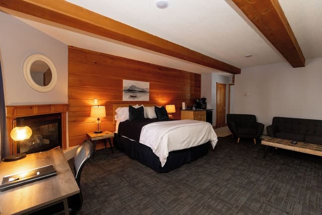 Classic Studio, 1 Queen Bed, Fireplace, Lake View