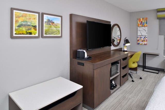 1 KING BED STUDY WITH SOFABED NONSMOKING