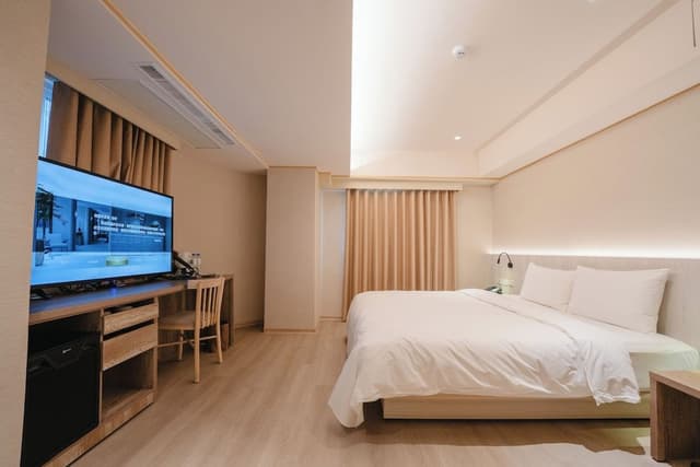 Basic Double Room, 1 King Bed
