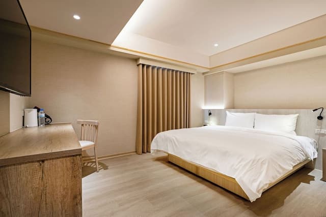 Basic Double Room, 1 King Bed