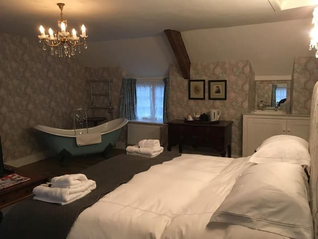 King-Luxury-Blue Room-Ensuite with Bath
