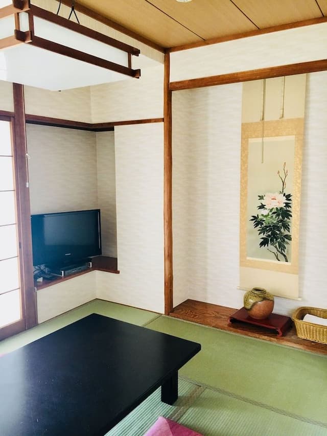 Japanese Western Room 7th floor, 2 Bed, Futon from 3rd person(go up the stairs from 6th floor)