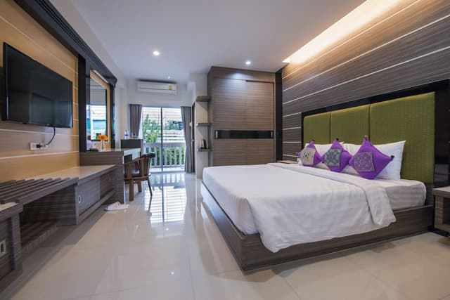 Deluxe Suite, 1 King Bed, Non Smoking, Garden View