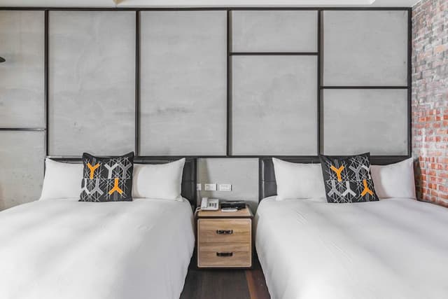 Quadruple Room, Bathtub