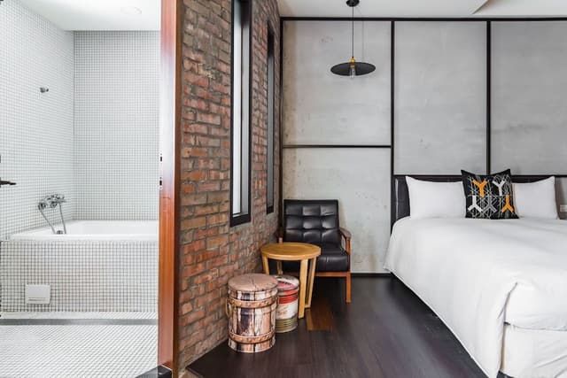 Quadruple Room, Bathtub