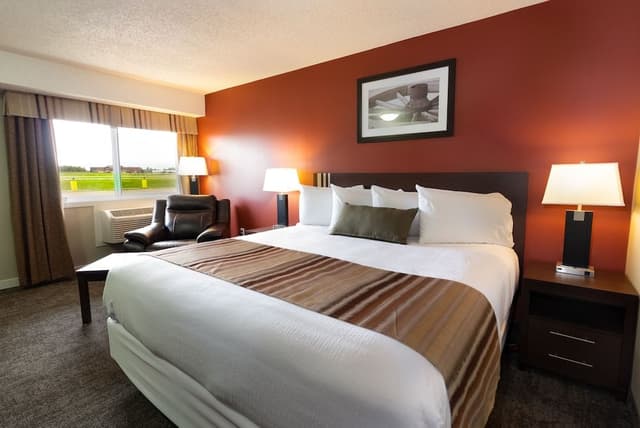 Deluxe Single Room, 1 King Bed, Refrigerator & Microwave