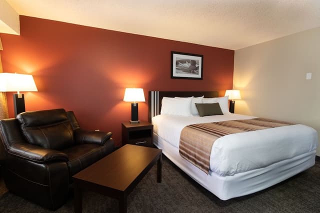Deluxe Single Room, 1 King Bed, Refrigerator & Microwave