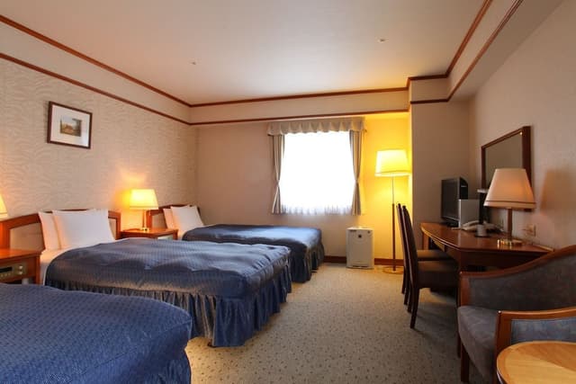 Triple Room, 3 Semi-double Beds, City View, Smoking