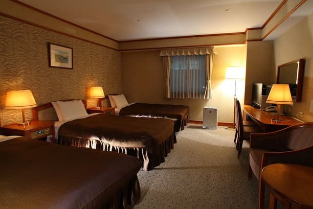 Triple Room, 3 Semi-double Beds, City View, Smoking
