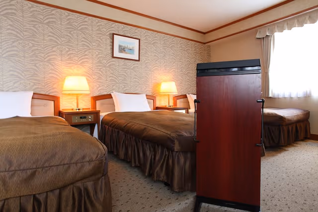 Triple Room, 3 Semi-double Beds, City View, Smoking