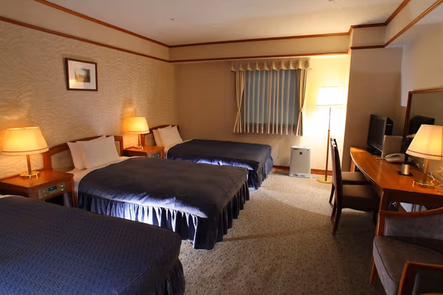 Triple Room, 3 Semi-double Beds, City View, Smoking