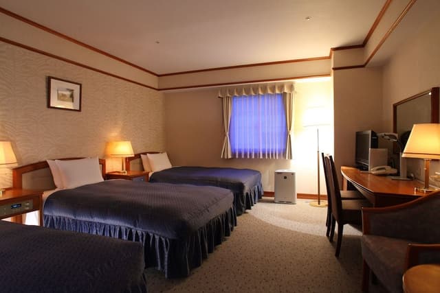 Triple Room, 3 Semi-double Beds, City View, Smoking