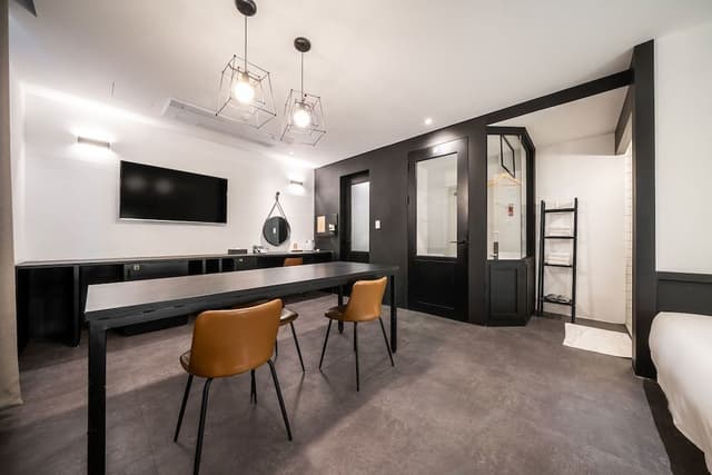 Suite (1 double bed and 1 single bed)