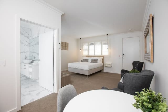 Accessible Studio Apartment Queen