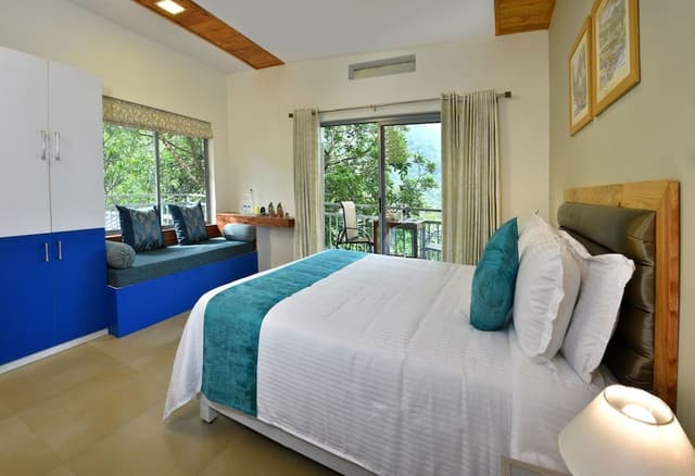Deluxe Double Room, 1 King Bed, Non Smoking, Hill View