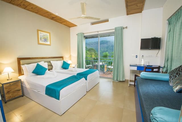 Deluxe Double Room, 1 King Bed, Non Smoking, Hill View