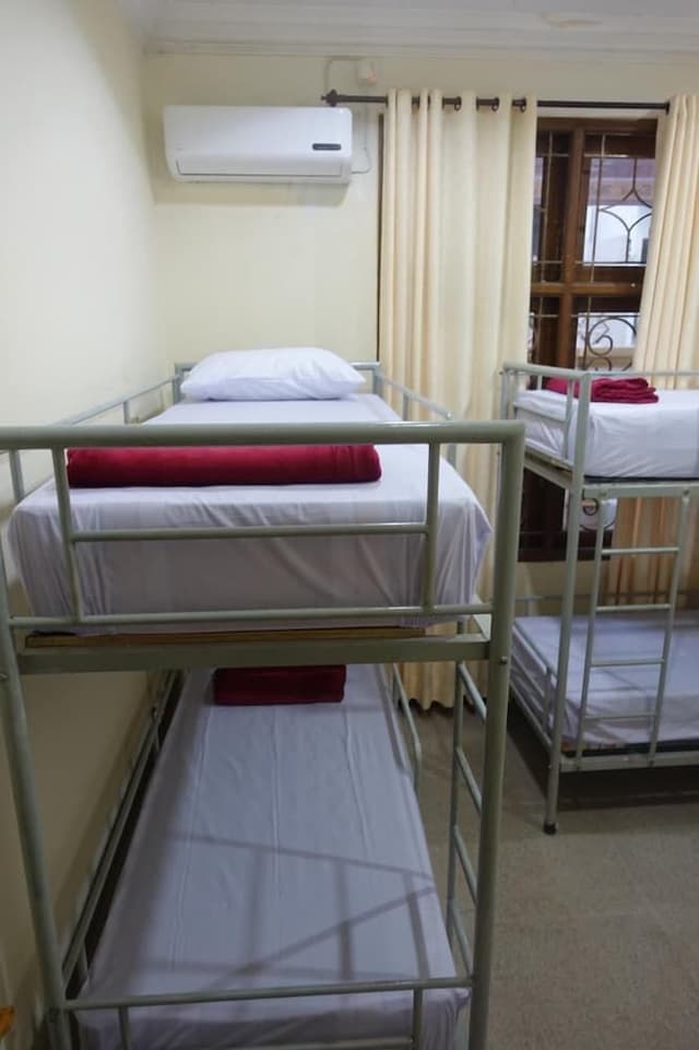 Shared Dormitory, Men only