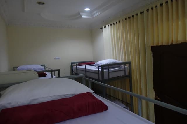 Shared Dormitory, Men only