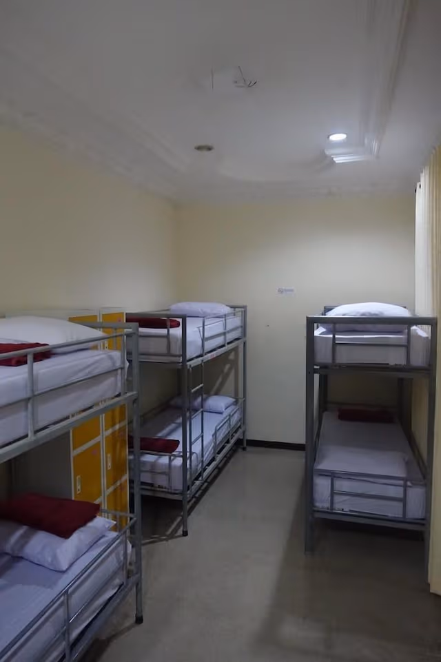 Shared Dormitory, Men only