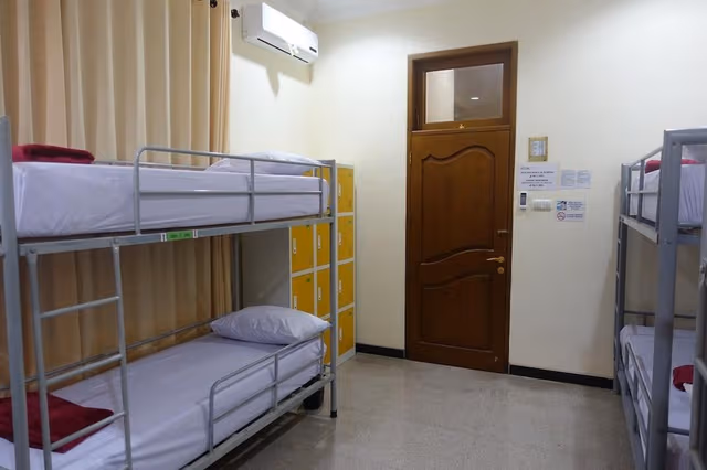 Shared Dormitory, Men only
