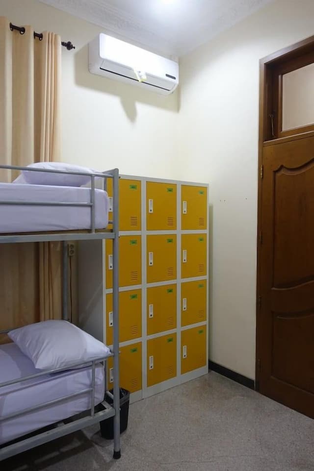 Shared Dormitory, Men only