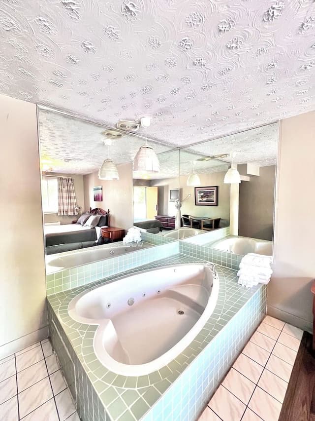 Romantic Studio Suite, 1 Queen Bed, Hot Tub