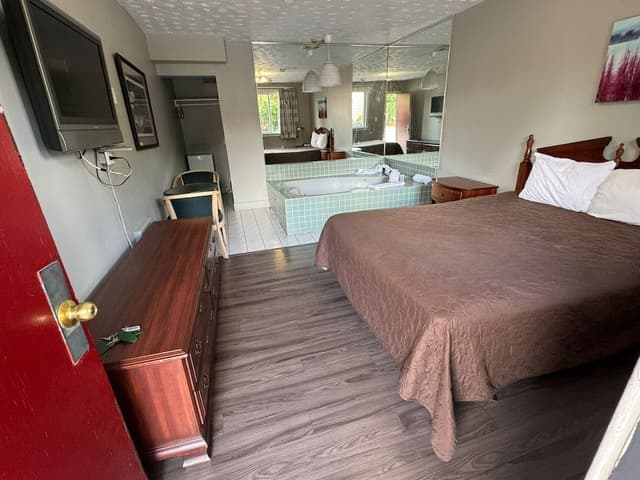 Romantic Studio Suite, 1 Queen Bed, Hot Tub