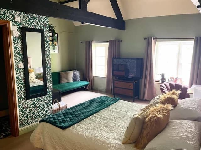 Twin Room, Ensuite (Yellow)